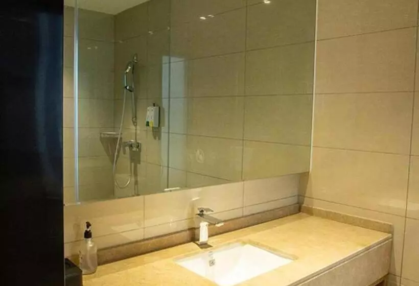 Hotelli City Comfort Inn Liupanshui Sports Center