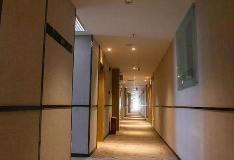 Hotelli City Comfort Inn Liupanshui Sports Center