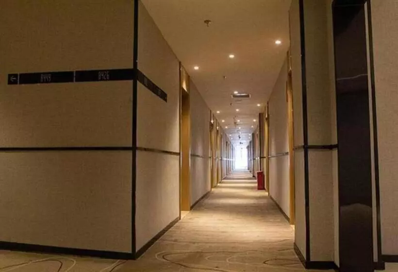 Hotelli City Comfort Inn Liupanshui Sports Center