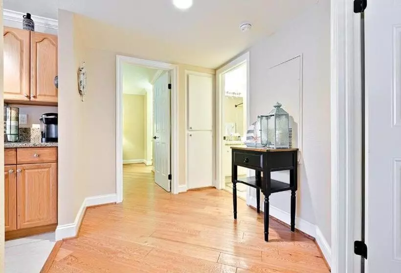 ホテル Ritz Point Condo