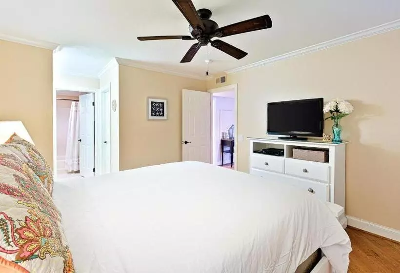 ホテル Ritz Point Condo