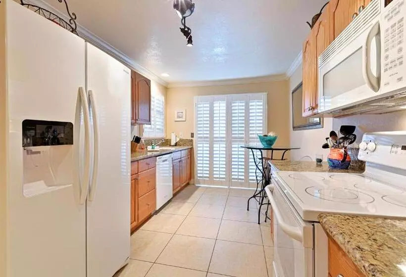 ホテル Ritz Point Condo