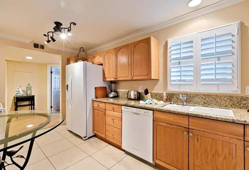 ホテル Ritz Point Condo