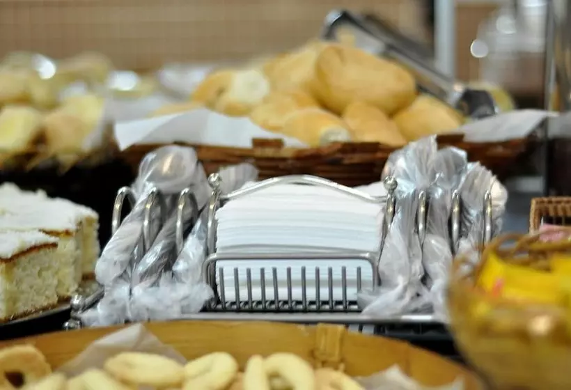 בית מלון כפרי Carolina Plaza