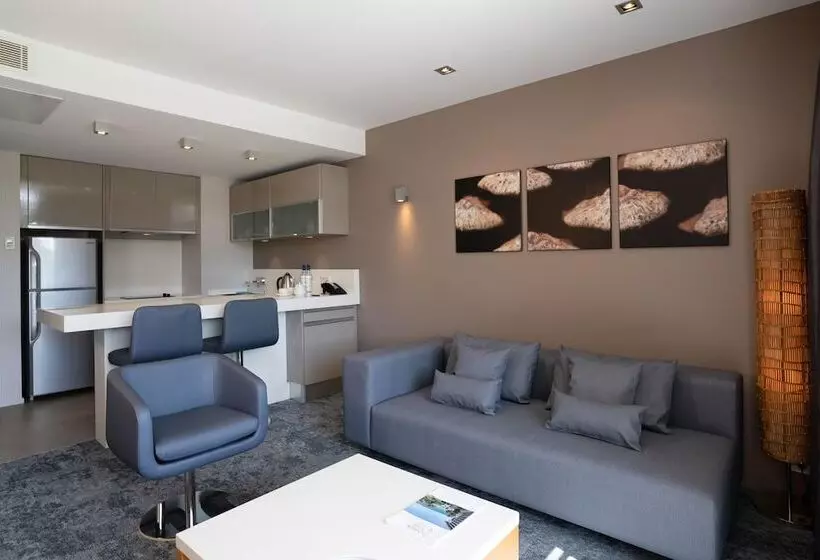 هتل Chateau Royal Beach Resort & Spa, Noumea