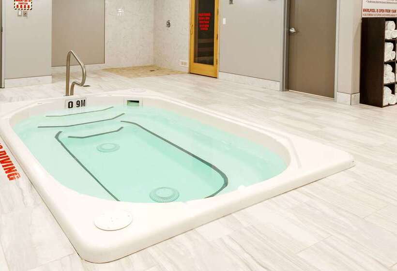 هتل Ramada By Wyndham Moose Jaw