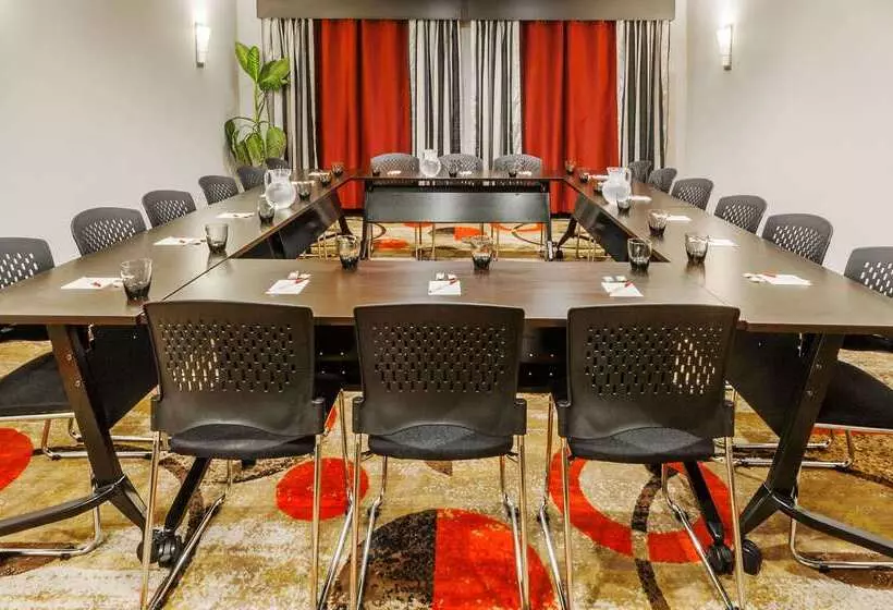 酒店 Ramada By Wyndham Moose Jaw