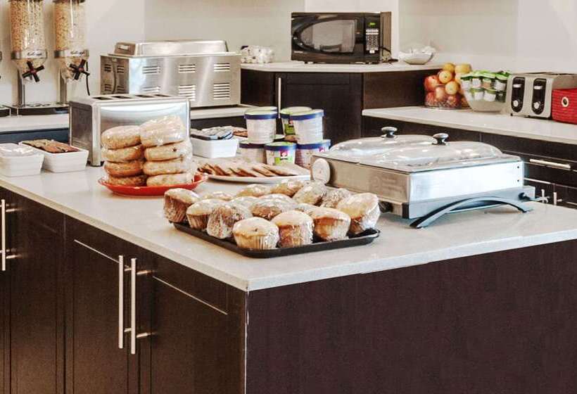 هتل Ramada By Wyndham Moose Jaw