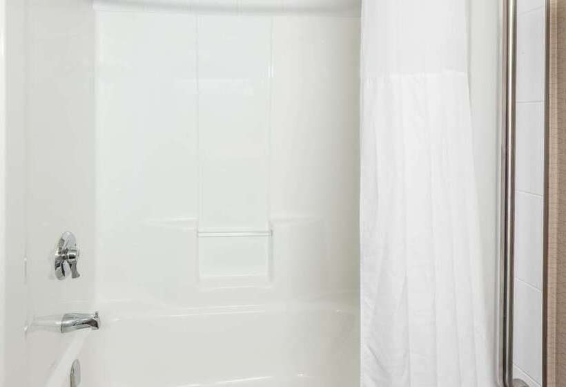 هتل Ramada By Wyndham Moose Jaw