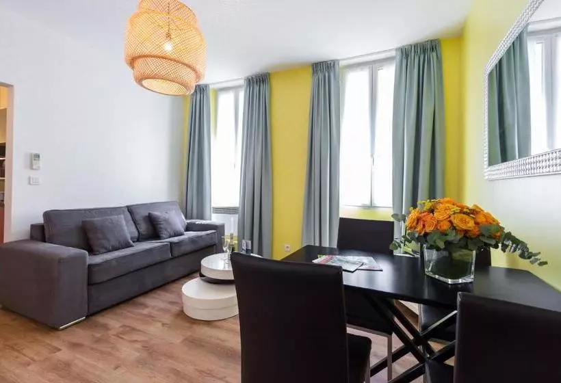 住所 Florella Clemenceau