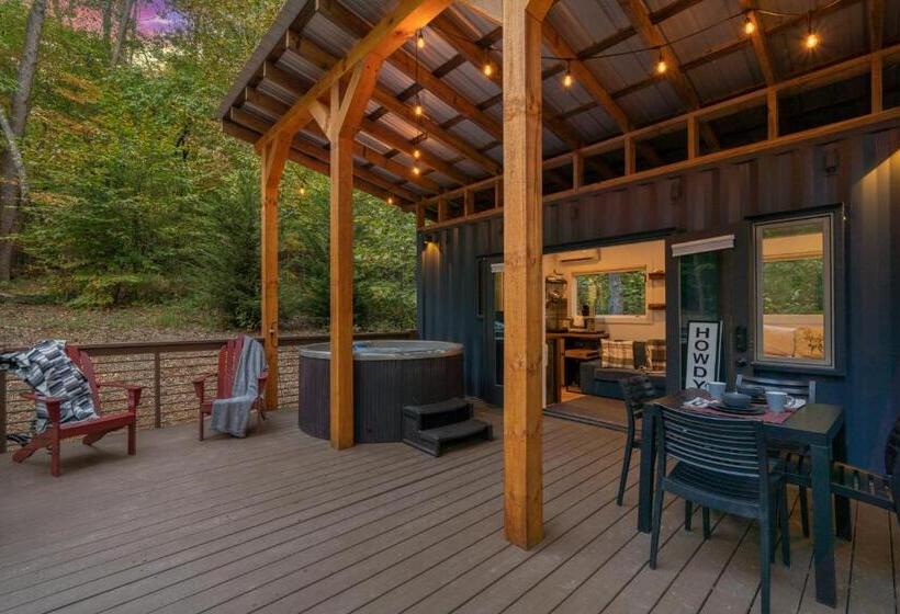 هتل The Container At Camp Toccoa