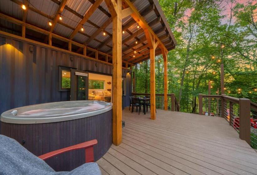 هتل The Container At Camp Toccoa