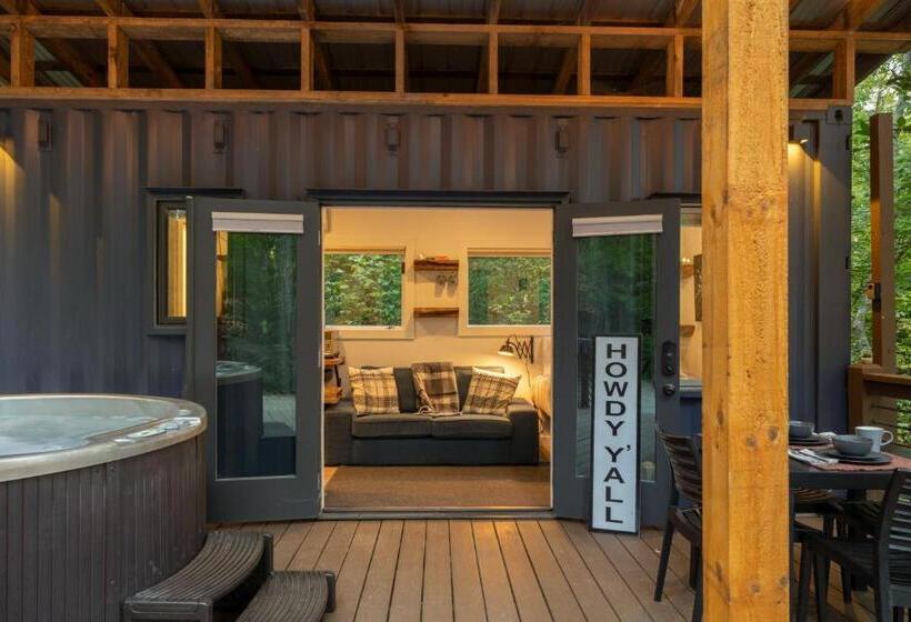 هتل The Container At Camp Toccoa