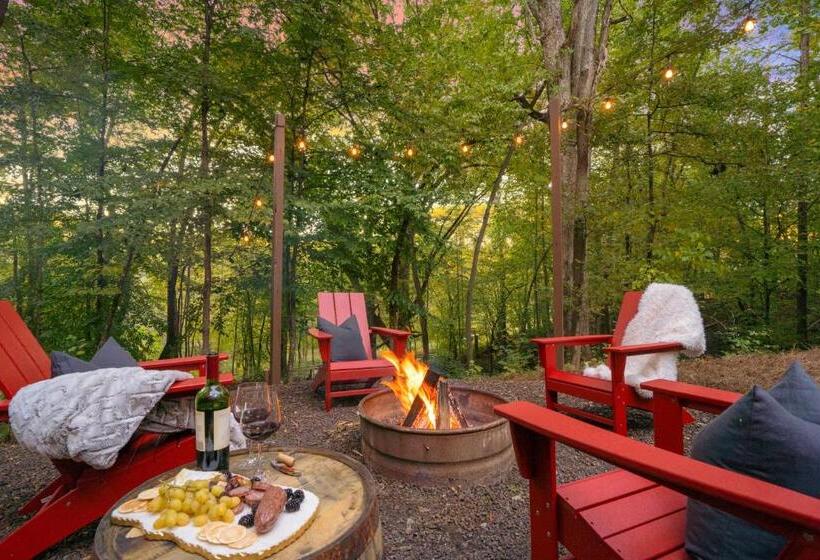 هتل The Container At Camp Toccoa