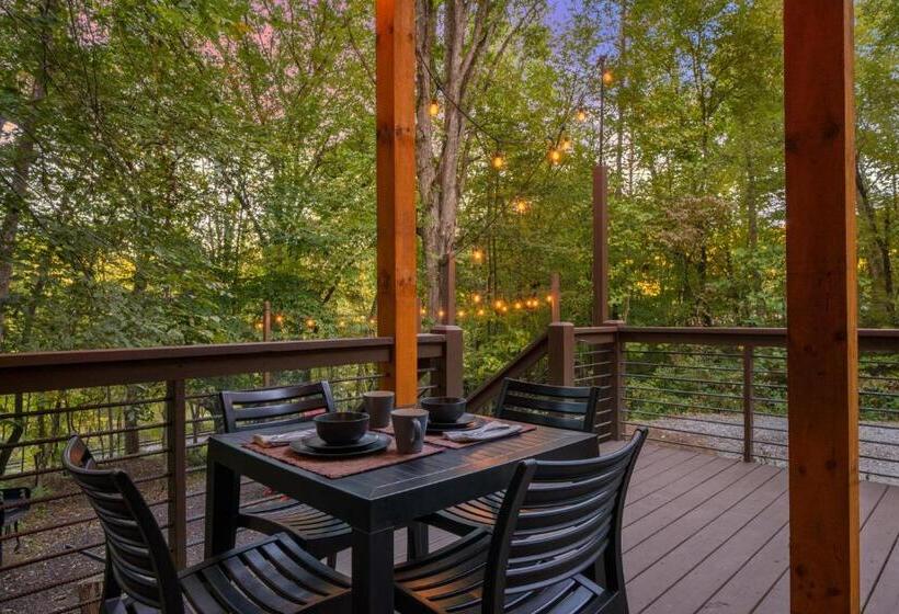 هتل The Container At Camp Toccoa