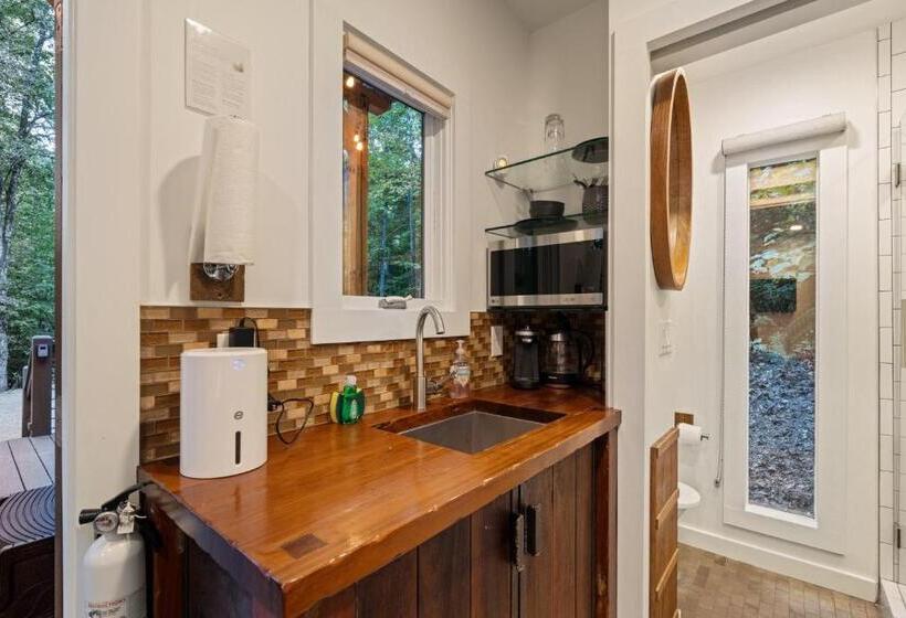 هتل The Container At Camp Toccoa