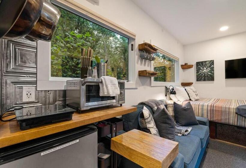 هتل The Container At Camp Toccoa