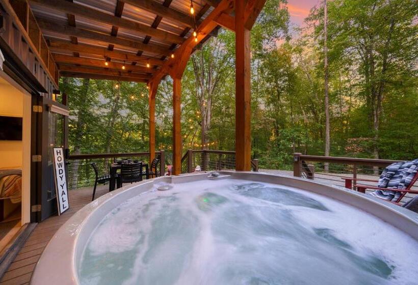 هتل The Container At Camp Toccoa