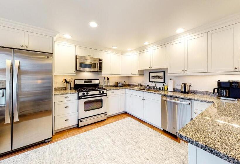 هتل Penthouse On Commercial