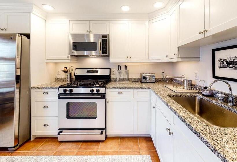 هتل Penthouse On Commercial