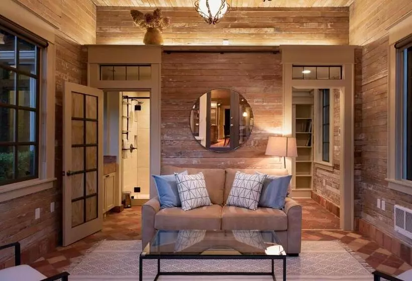 هتل The Carriage House