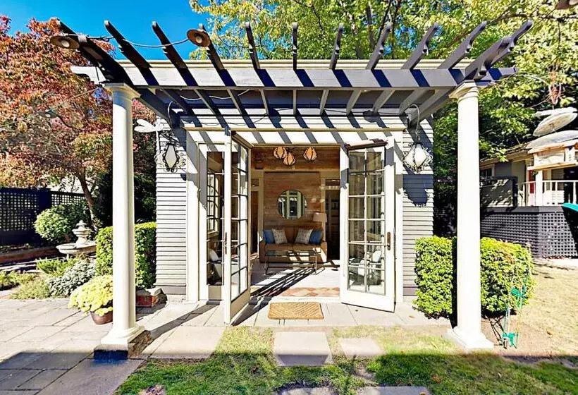 هتل The Carriage House