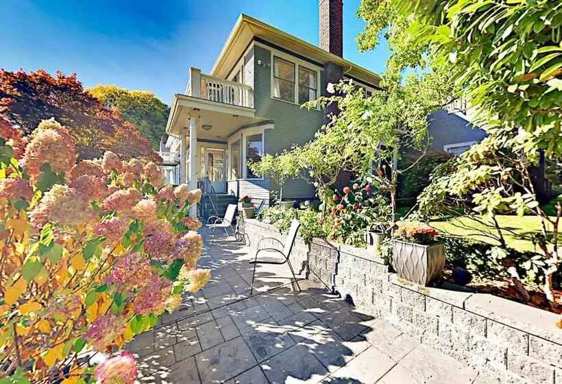 هتل The Carriage House