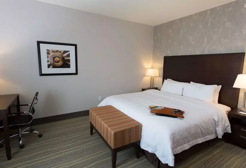 Отель Hampton Inn By Hilton Lloydminster