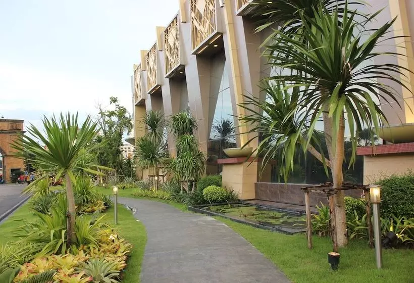 호텔 Holiday Palace