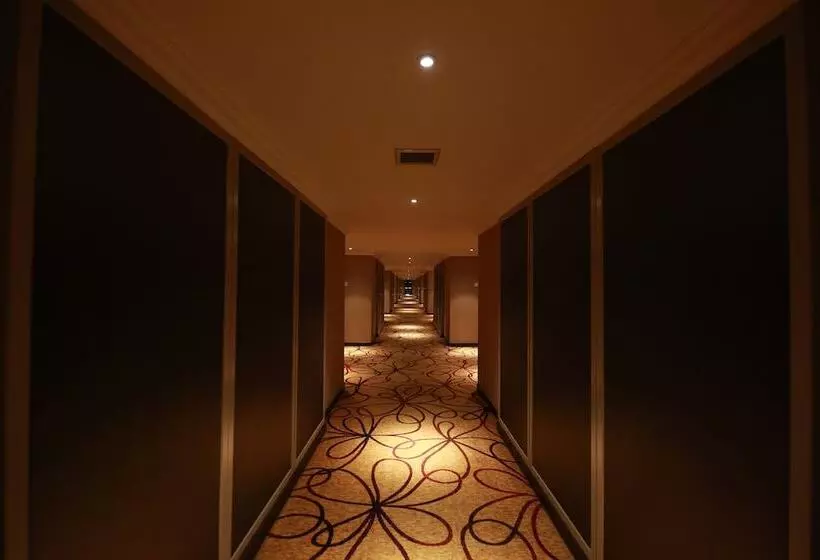 호텔 Holiday Palace