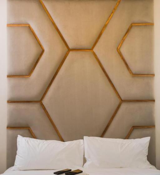 هتل Monica Midtown Suites