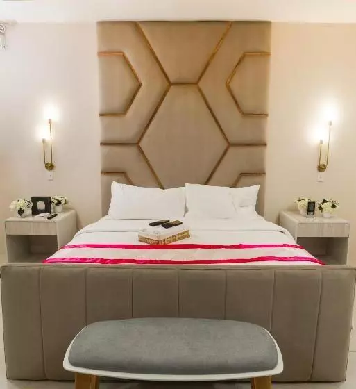 Hotelli Monica Midtown Suites