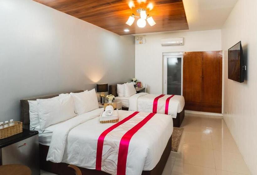 هتل Monica Midtown Suites