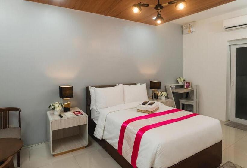 هتل Monica Midtown Suites