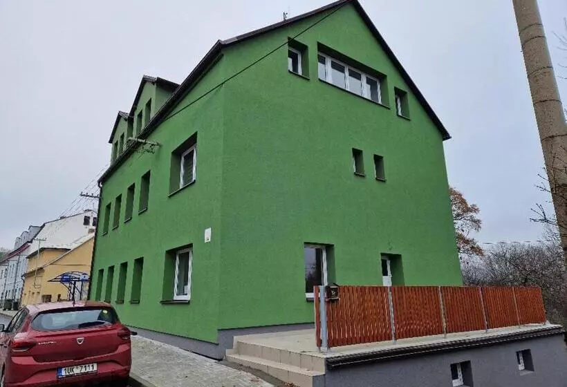 ペンション Penzion Dubí   Ruská 393   110