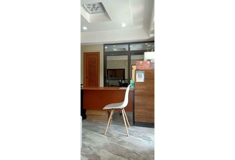 ホテル Oyo 908 Silverio Suites