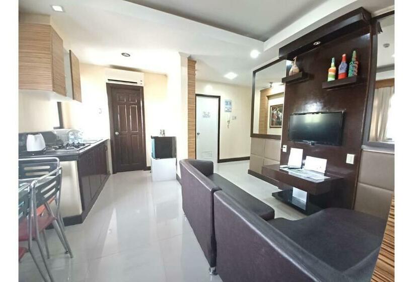 ホテル Oyo 908 Silverio Suites