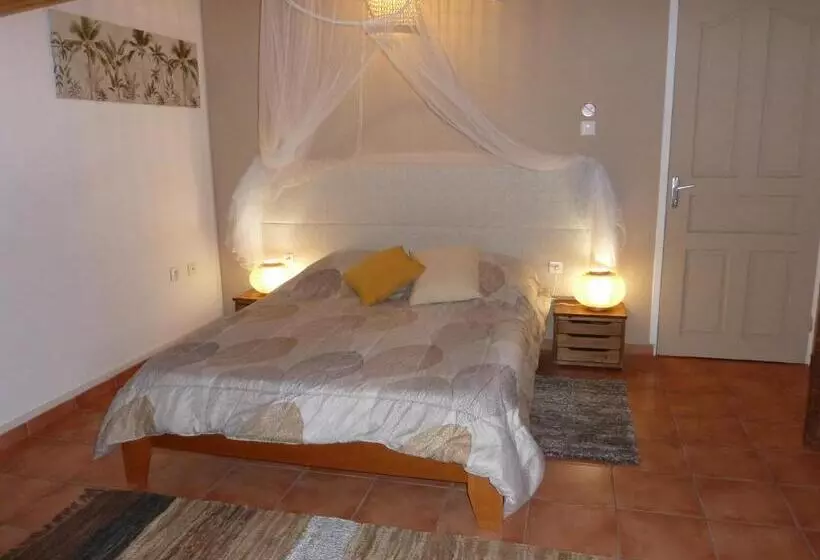 تختخواب و صبحانه Domaine De La Louise