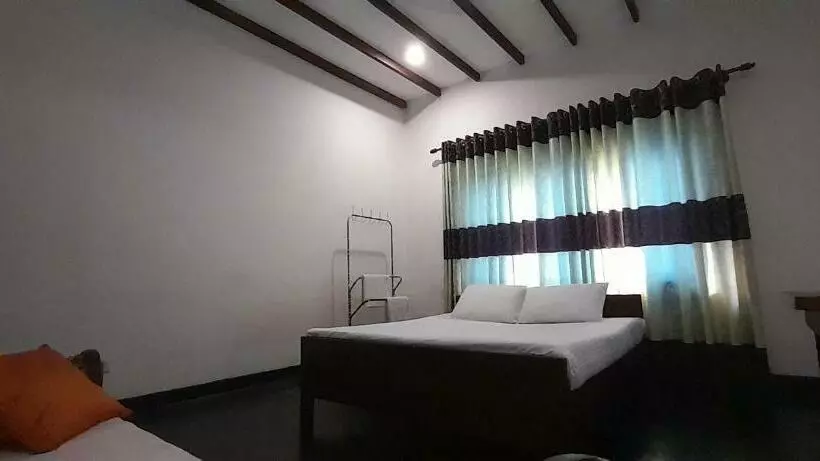 Aamiaismajoitus (B&B) Isuru Holiday Inn