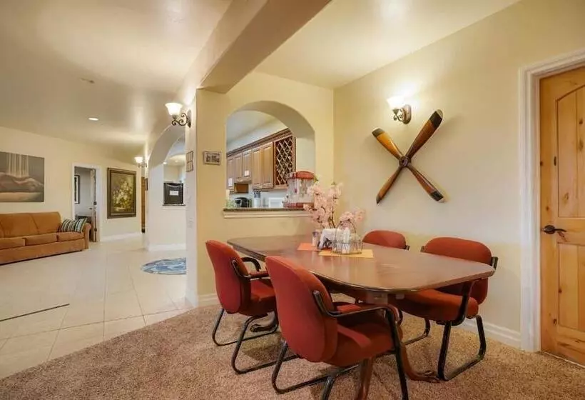 Aamiaismajoitus (B&B) Summit Villa Bnb