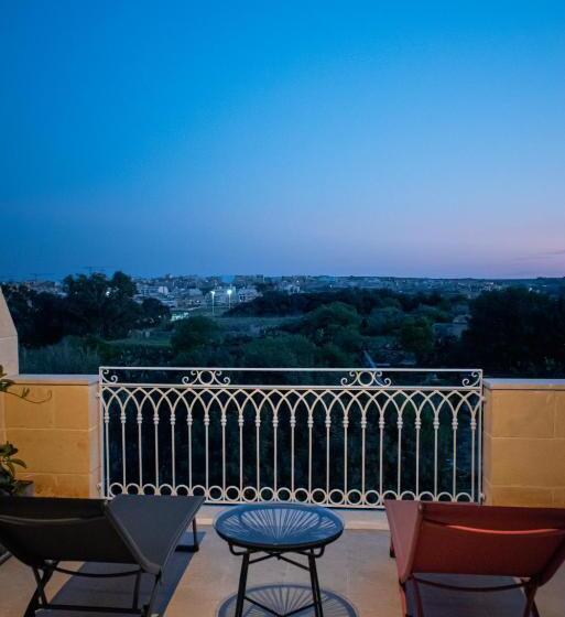 تختخواب و صبحانه The Carob Tree