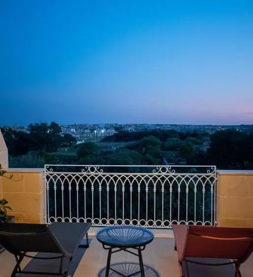 تختخواب و صبحانه The Carob Tree