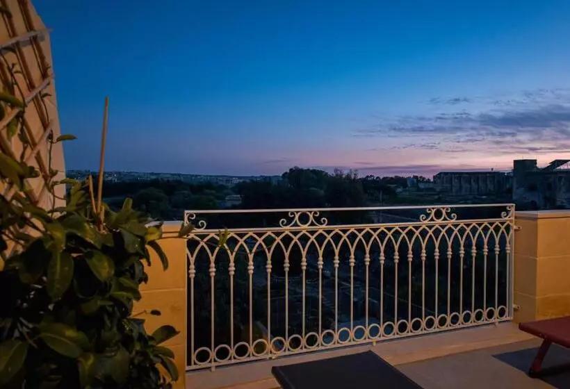 تختخواب و صبحانه The Carob Tree