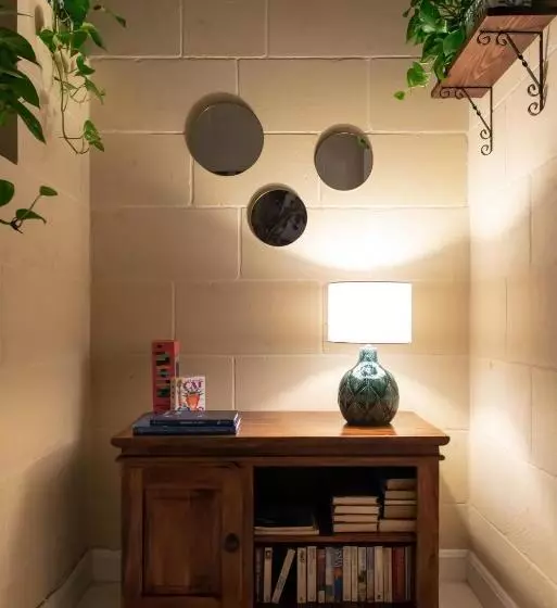 تختخواب و صبحانه The Carob Tree