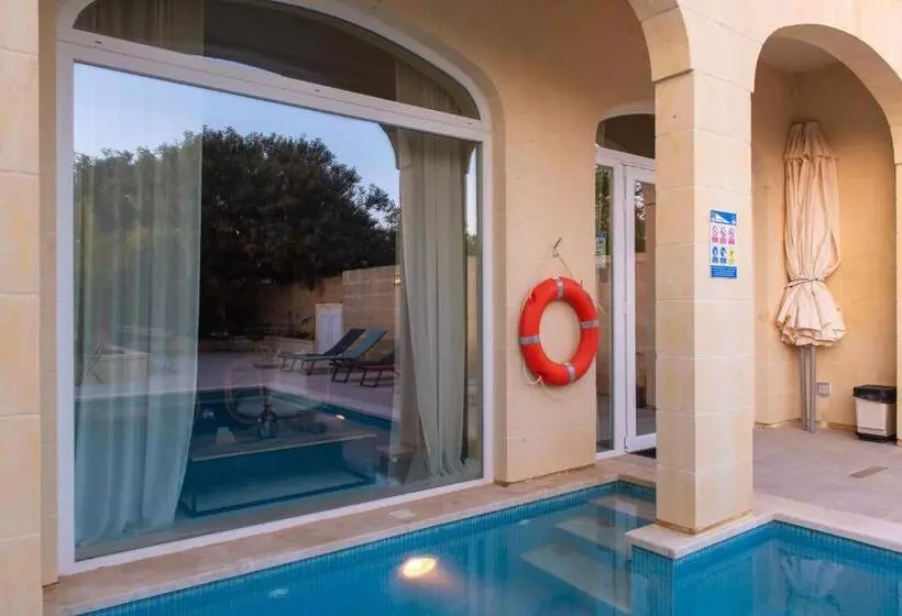 تختخواب و صبحانه The Carob Tree