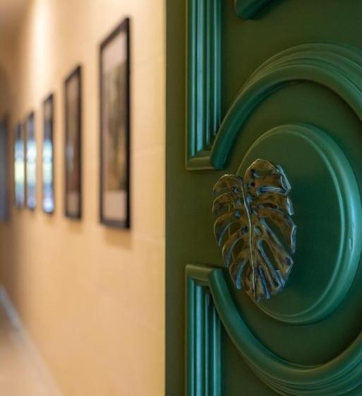 تختخواب و صبحانه The Carob Tree