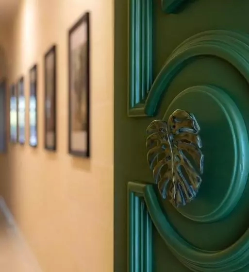 تختخواب و صبحانه The Carob Tree