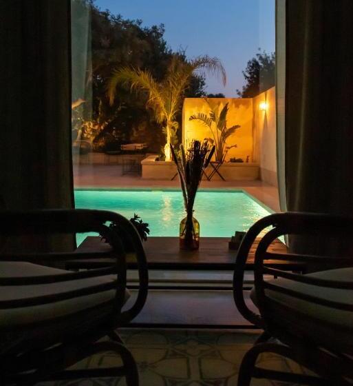 تختخواب و صبحانه The Carob Tree