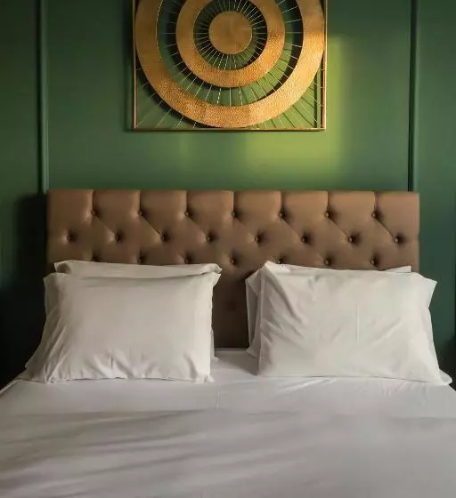 تختخواب و صبحانه The Carob Tree