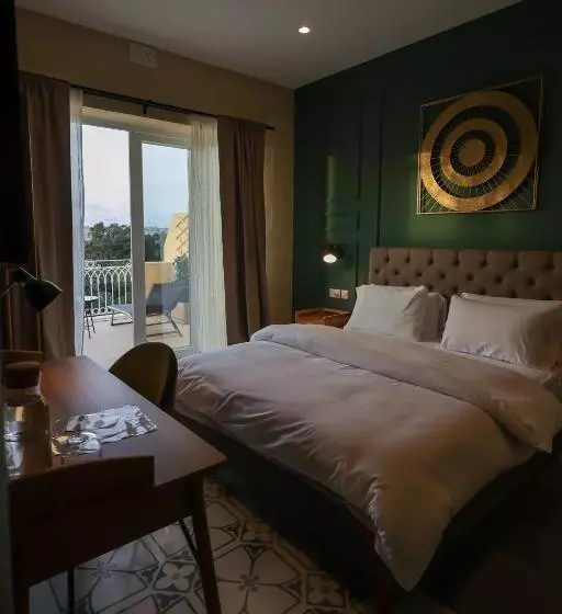 تختخواب و صبحانه The Carob Tree